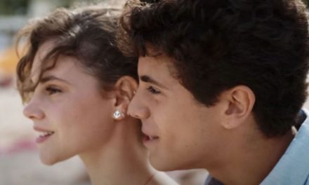 “Sulla stessa onda”: la vela come metafora di una sofferta storia d’amore giovanile
