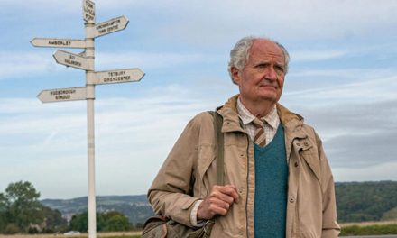 A PIEDI PER 800 KM INSEGUENDO UNA SORTA DI FEDE IN SÉ STESSO. JIM BROADBENT È HAROLD FRY: CHE IMPREVEDIBILE VIANDANTE