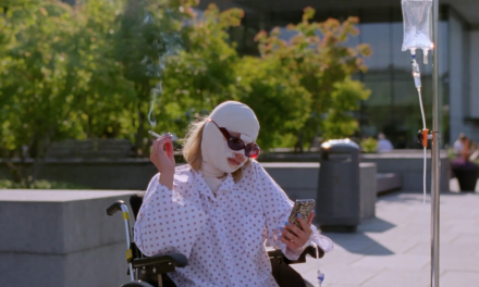 “Sick of Myself”, tra vetrinizzazione e corpo-packaging, un film sull’oggi