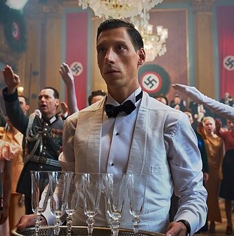 1943: VITA SEGRETA DELL’EBREO POLACCO CHE PIACE ALLE NAZISTE. CONSIGLIO “FILIP” SU NETFLIX. ERYK KULM MAGNETICO ATTORE
