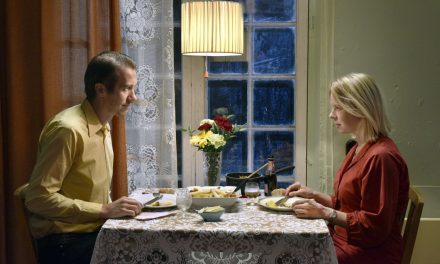 MI SBILANCIO: C’È SOLTANTO UN FILM DA VEDERE QUESTO NATALE. “FOGLIE AL VENTO” DI AKI KAURISMÄKI, UN AMORE PROLETARIO