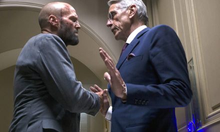 CHE CI FA JEREMY IRONS CON JASON STATHAM IN “THE BEEKEEPER”? DURA LA VECCHIAIA DEI BRAVI ATTORI SE NON TI CHIAMANO PIÙ