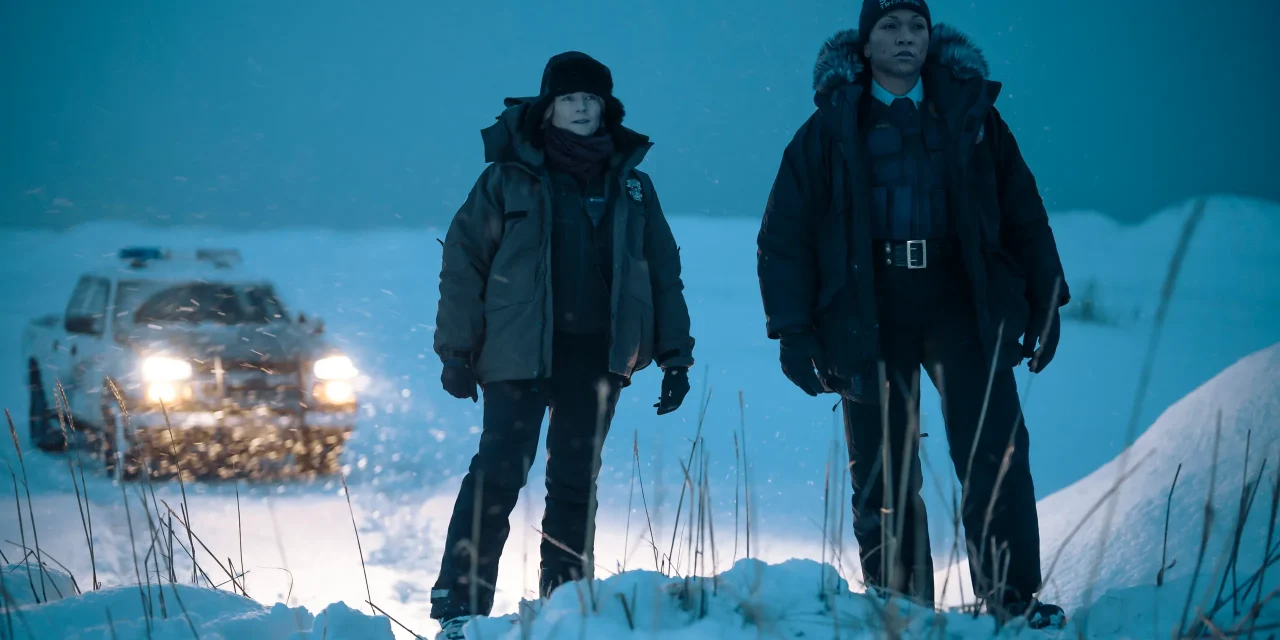 “TRUE DETECTIVE 4” (SKY): LA NOTTE ARTICA E LA LINGUA MOZZATA. JODIE FOSTER E KALI REIS INDAGANO SU UN CASO MALEDETTO