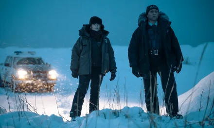 “TRUE DETECTIVE 4” (SKY): LA NOTTE ARTICA E LA LINGUA MOZZATA. JODIE FOSTER E KALI REIS INDAGANO SU UN CASO MALEDETTO
