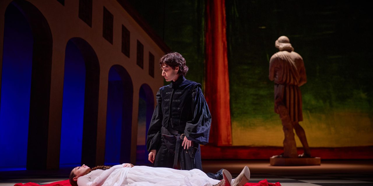 “ROMEO È GIULIETTA”, OVVERO SHAKESPEARE E I GIOVANI D’OGGI. VERONESI VA SUL TRAVESTIMENTO SICURO, MA TROPPO DIVAGA