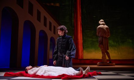 “ROMEO È GIULIETTA”, OVVERO SHAKESPEARE E I GIOVANI D’OGGI. VERONESI VA SUL TRAVESTIMENTO SICURO, MA TROPPO DIVAGA