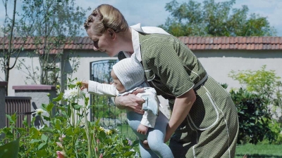 “LA ZONA D’INTERESSE”, OVVERO LA SHOAH VISTA DALLA PROSPETTIVA DEI NAZISTI. L’ORRORE DIETRO L’APPARENTE NORMALITÀ