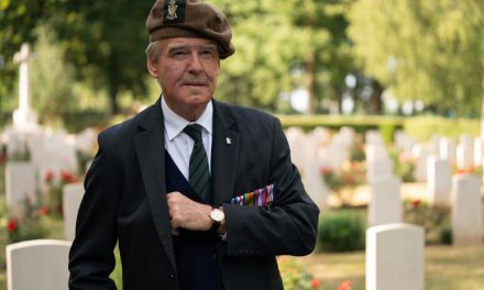 “THE LAST RIFLEMAN”, IL RITORNO IN NORMANDIA DEL VETERANO. BROSNAN S’INVECCHIA DI 22 ANNI, UNA STORIA TOCCANTE (SKY)