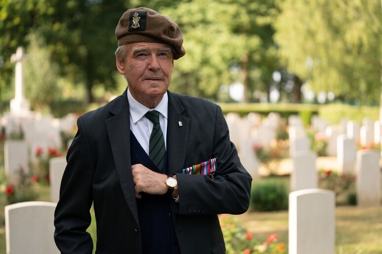 “THE LAST RIFLEMAN”, IL RITORNO IN NORMANDIA DEL VETERANO. BROSNAN S’INVECCHIA DI 22 ANNI, UNA STORIA TOCCANTE (SKY)