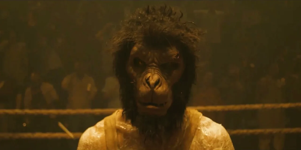 “Monkey Man”: bel connubio di pugni e coscienza sociale con un ottimo Dev Patel