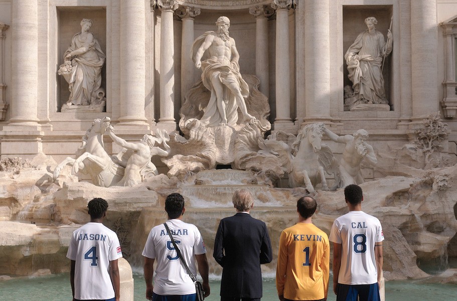 “THE BEAUTIFUL GAME”, LA COPPA DEL MONDO DEI SENZATETTO. CALCETTO, ROMA E REDENZIONE NELLA COMMEDIA SU NETFLIX