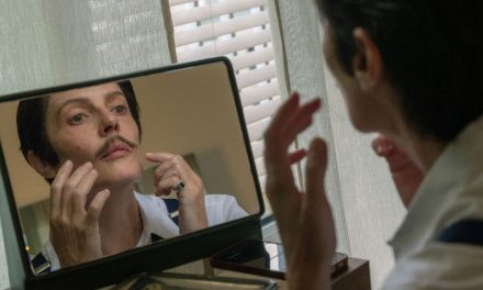 ESSERE MARCELLO MASTROIANNI. TRA OSSESSIONE E AUTOFICTION. LA FIGLIA CHIARA DIVENTA SUO PADRE IN UN FILM BEN RIUSCITO