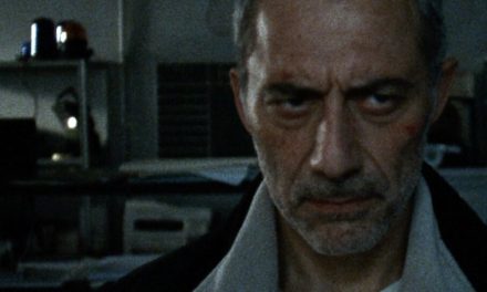 DÜRRENMATT SULL’AURELIA. ESCE L’11 AL CINEMA “DOSTOEVSKIJ”. I D’INNOCENZO SULLE TRACCE DEL SERIAL KILLER GRAFOMANE