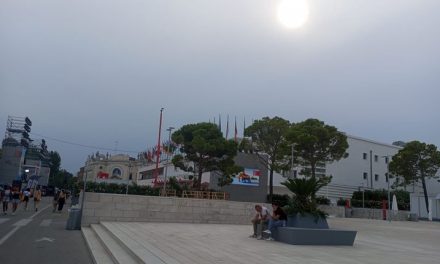 LORO. CENTRODESTRA IN FORZE AL LIDO PER IL “SUO” BUTTAFUOCO. SI PARTE CON TIM BURTON, CINQUE GLI ITALIANI IN GARA: TROPPI