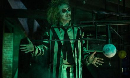 TIM BURTON INVECCHIA: “BEETLEJUICE” È UN SEGUITO COSÌ COSÌ. TRA LA VITA E LA MORTE ANCHE “NONOSTANTE” DI MASTANDREA