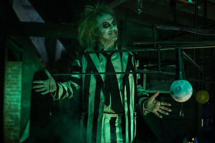 TIM BURTON INVECCHIA: “BEETLEJUICE” È UN SEGUITO COSÌ COSÌ. TRA LA VITA E LA MORTE ANCHE “NONOSTANTE” DI MASTANDREA