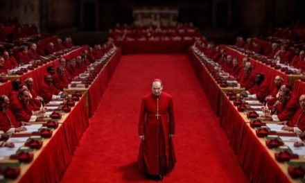 IL “CONCLAVE” COME UN CONGRESSO POLITICO A PORTE CHIUSE. FIENNES GIGANTEGGIA NEL RUOLO DEL DECANO CARDINALIZIO