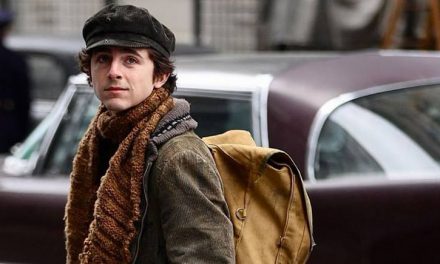 UN UOMO, UN’ICONA, UN ENIGMA: “A COMPLETE UNKNOWN” RACCONTA IL VIAGGIO DI BOB DYLAN TRA IDENTITà, MUSICA E TRASFORMAZIONE”