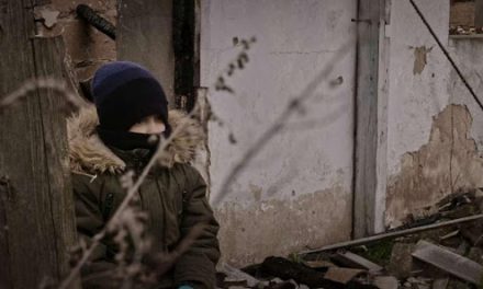 ECCO PERCHÉ I RUSSI DISTRUGGONO LE SCUOLE UCRAINE. LUNEDÌ 24 (TERZO ANNO DI GUERRA) ESCE NELLE SALE “WAR ON EDUCATION”