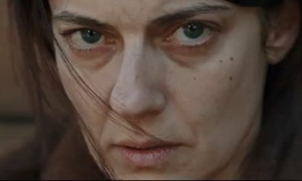 “ELISA”, UN’ASSASSINA BORGHESE TRA MENZOGNE E REDENZIONE. BRAVA BARBARA RONCHI CHE RECITA BENE ANCHE IN FRANCESE