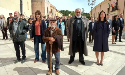 “LA PRIMA VA COSÌ” ALLA FESTA. UNA STORIA DI RESISTENZA UMANA. MILANI LA TIRA UN PO’ PER LE LUNGHE (E TROPPE ARMONICHE)