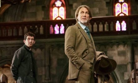 C’È DEL MARCIO NELLA PARROCCHIA: TORNA “KNIVES OUT” (NETFLIX). OCCHIO AL GOSPEL DI TOM WAITS SUI TITOLI DI CODA: DICE MOLTO