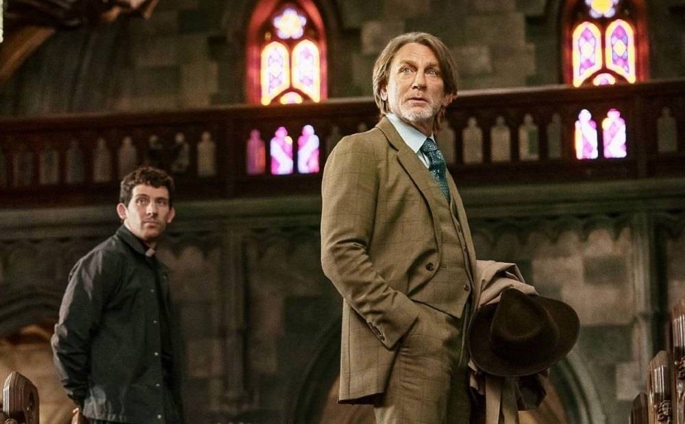 C’È DEL MARCIO NELLA PARROCCHIA: TORNA “KNIVES OUT” (NETFLIX). OCCHIO AL GOSPEL DI TOM WAITS SUI TITOLI DI CODA: DICE MOLTO
