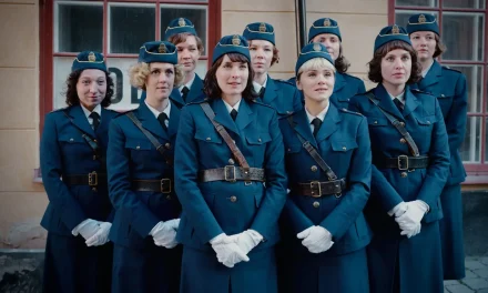 1958: LE PRIME POLIZIOTTE SVEDESI. E UNA TOSTA DETECTIVE DI OGGI. UN FILO LEGA INSIEME “THE NEW FORCE” E “SYNDEN” (SU NETFLIX)