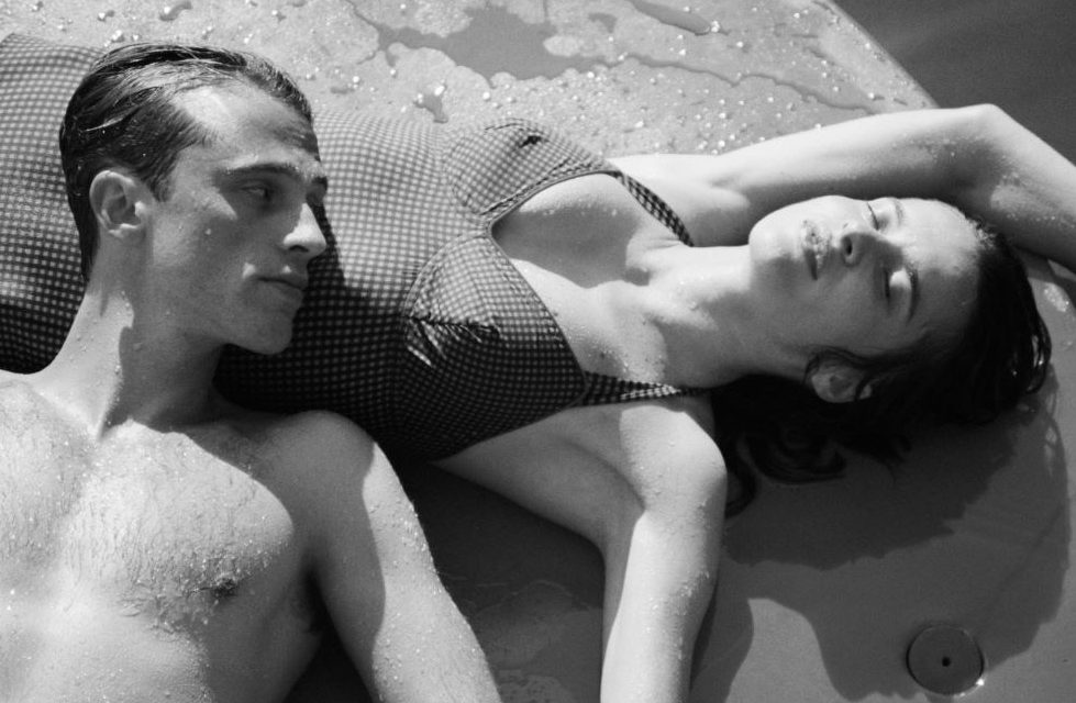OZON SI CIMENTA CON “LO STRANIERO” DI CAMUS E IL FILM RIESCE MEGLIO CHE A VISCONTI. BIANCO E NERO, UN OMICIDIO, ALGERI 1938