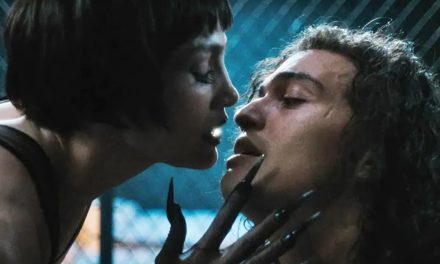 ESCE “IL BACIO DELLA DONNA RAGNO”: TRA MUSICAL SFAVILLANTI E TORTURE ARGENTINE IL CURIOSO REMAKE CON JENNIFER LOPEZ