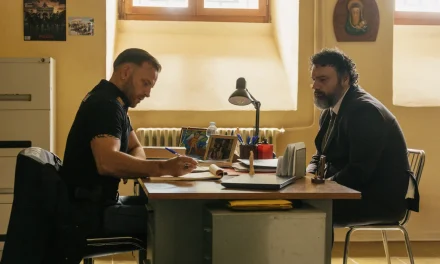 FINALMENTE UN FILM ITALIANO DIVERSO ALLA MOSTRA: “SERPENTI”, COMMEDIA KAFKIANA ARTICOLATA IN QUATTRO QUADRI TEATRALI