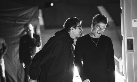 I FRATELLI GALLAGHER (OASIS) SBARCANO AL LIDO PER IL LORO FILM. SBOLLITA LA RABBIA, ECCOLI RIPRESI NEL GLORIOSO TOUR DEL 2025