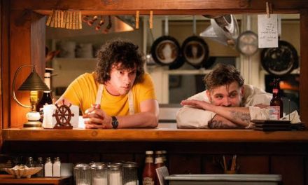 “TONY: DIARIO DI UN GIOVANE CUOCO”: RITRATTO LIBERO DELLA GIOVINEZZA DI ANTHONY BOURDAIN, CHEF DALL’ANIMA ROCK N’ROLL