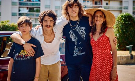 ECCO “LA FAMIGLIA QUASI PERFETTA” DI NAKACHE & TOLEDANO. TRA COMMEDIA E AUTOBIOGRAFIA IL GRAN BEL FILM FRANCESE